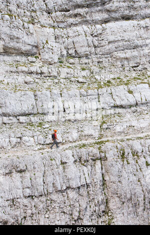 Bergführer gehen über rocky mountain Gesicht während der Besteigung des Triglav, Slowenien Stockfoto