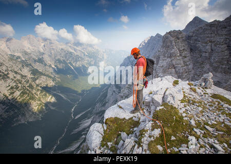 Bergführer suchen bei Blick auf Vrata Senke bilden Triglav, Slowenien Stockfoto