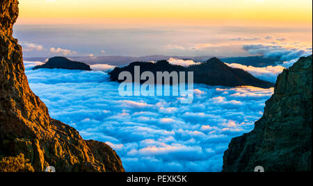 Beeindruckende Roque de Nublo über Sonnenuntergang, Panoramaaussicht, Gran Canaria, Spanien Stockfoto