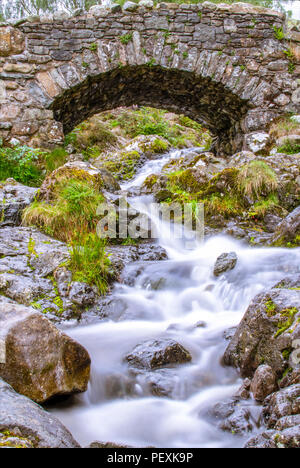 Ashness Brücke in der Nähe des Sees von Derwent Stockfoto