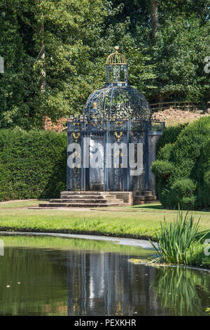 Vogelkäfig am Melbourne Halle und Gärten, Derbyshire, Großbritannien Stockfoto