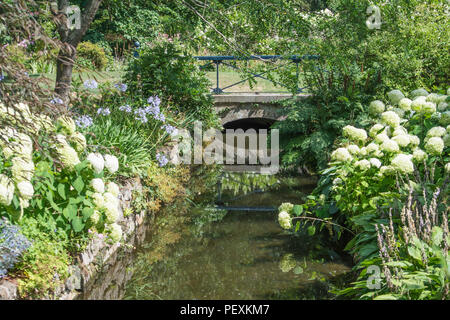 Wasserspiel und Blume Grenze in Melbourne Halle und Gärten, Derbyshire, Großbritannien Stockfoto