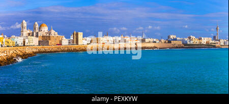 Schöne Cadiz Stadt, Ansicht mit Blick auf das Meer, die Kathedrale und Häuser, Spanien. Stockfoto