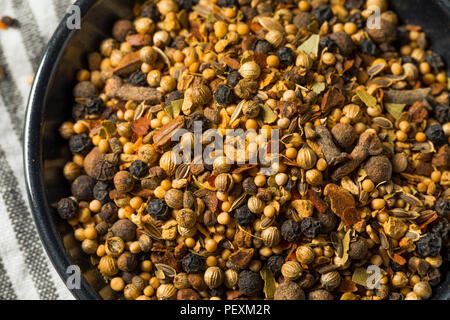 Trockene organische Beizen Gewürze in eine Schüssel geben. Stockfoto