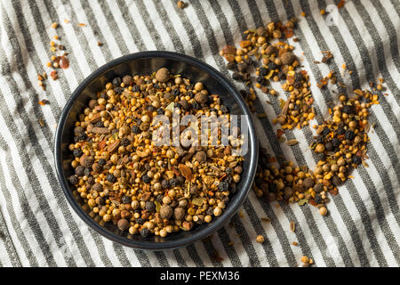 Trockene organische Beizen Gewürze in eine Schüssel geben. Stockfoto