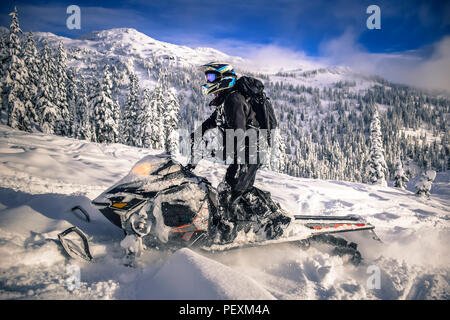 Mann, snowmobile im Callaghan Valley, Whistler, British Columbia, Kanada Stockfoto