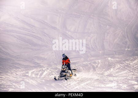 Mann, snowmobile im Callaghan Valley, Whistler, British Columbia, Kanada Stockfoto