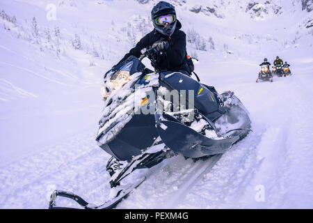 Mann, snowmobile im Callaghan Valley, Whistler, British Columbia, Kanada Stockfoto