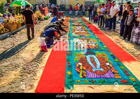 Antigua, Guatemala - April 1, 2012: Palmsonntag Prozession Teppich in UNESCO Weltkulturerbe mit berühmten Heiligen Woche feiern. Stockfoto