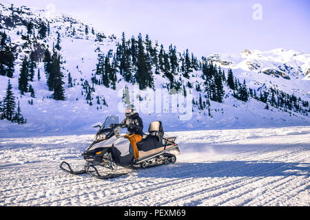 Mann, Schneemobil, Callaghan Valley, Whistler, British Columbia, Kanada Stockfoto