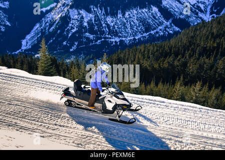 Mann, Schneemobil, Callaghan Valley, Whistler, British Columbia, Kanada Stockfoto