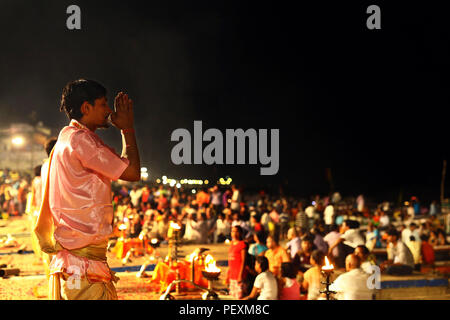 Haridwar Ganga Aarti Zeremonie in Varanasi, Uttar Pradesh, Indien Stockfoto