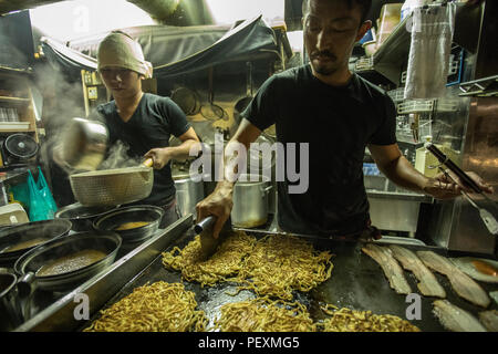 Arbeitnehmer kochen in Ramen shop, Tokio, Japan Stockfoto