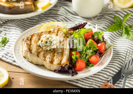 Organische Gegrilltes Schwertfischsteak mit einem Beilagensalat Stockfoto