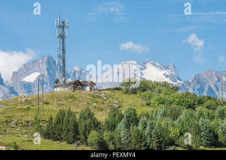 Radio Masten auf dem Col du Lautaret, frech Alpen, Massif des Ecrins, Frankreich, mit dem Berg von La Meije im Hintergrund. Stockfoto