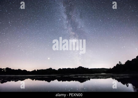 Die Milchstraße über Burton Mühle Teich, der South Downs National Park, Petworth, Sussex, UK gesehen. August. Nacht. Stockfoto