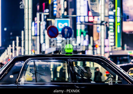 Taxi auf der Straße im Bezirk Ginza in Tokio, Japan Stockfoto