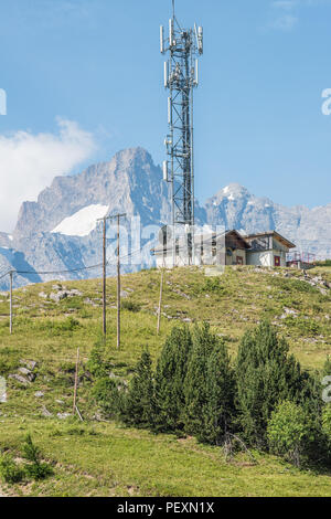 Radio Masten auf dem Col du Lautaret, frech Alpen, Massif des Ecrins, Frankreich, mit dem Berg von La Meije im Hintergrund. Stockfoto