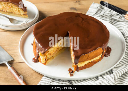 Hausgemachte Schokolade Boston Cream Pie bereit zu Essen Stockfoto