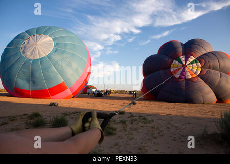 Vorbereitung für Heißluftballon starten, Albuquerque, New Mexico, USA Stockfoto