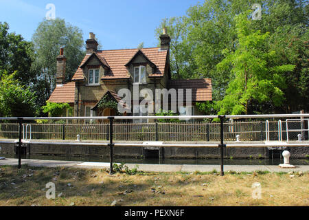 Hertford Sperren über den Fluss Lea, Hartham Gemeinsame, Hertford, Hertfordshire (empfohlene als Standort in die 2018 BBC-Drama "ein sehr Englisch Skandal"). Stockfoto