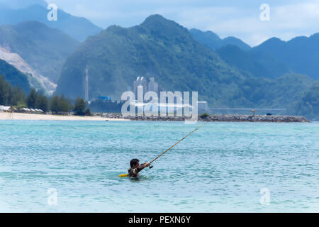 Fischer in Meer mit Angelrute, Banda Aceh, Sumatra, Indonesien Stockfoto