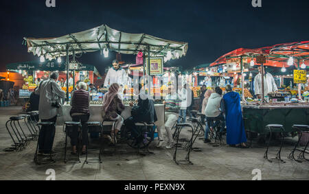 Djemaa El Fna in der Nacht, Marrakesch, Marokko Stockfoto