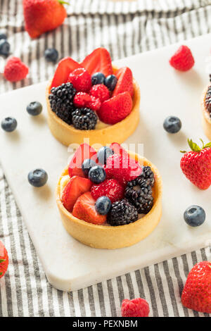 Hausgemachter Obstkuchen Teig mit Vanillepudding und Beeren Stockfoto