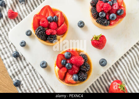 Hausgemachter Obstkuchen Teig mit Vanillepudding und Beeren Stockfoto