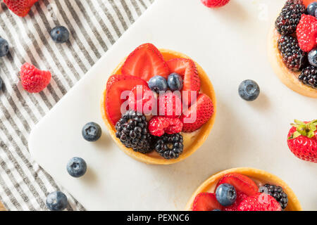 Hausgemachter Obstkuchen Teig mit Vanillepudding und Beeren Stockfoto