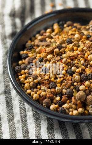 Trockene organische Beizen Gewürze in eine Schüssel geben. Stockfoto