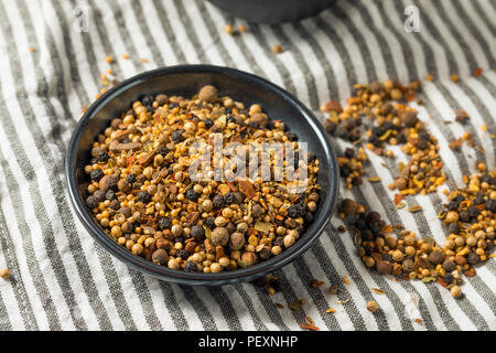 Trockene organische Beizen Gewürze in eine Schüssel geben. Stockfoto