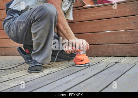 Man schleift die Parkettboden Stockfoto