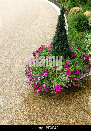 Ziemlich Kies weg im privaten Garten der große Landhaus in England. Eigentum veröffentlicht. Stockfoto