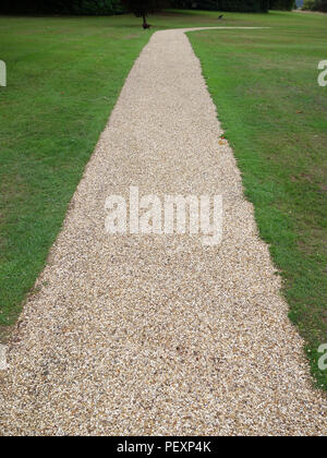 Ziemlich Kies weg im privaten Garten der große Landhaus in England. Eigentum veröffentlicht. Stockfoto