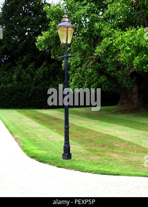 Ziemlich Kies weg im privaten Garten der große Landhaus in England. Eigentum veröffentlicht. Stockfoto