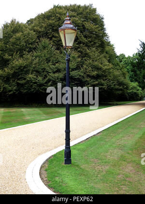 Ziemlich Kies weg im privaten Garten der große Landhaus in England. Eigentum veröffentlicht. Stockfoto