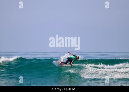 Tyler Gunter konkurrieren in der US Open des Surfens 2018 Stockfoto