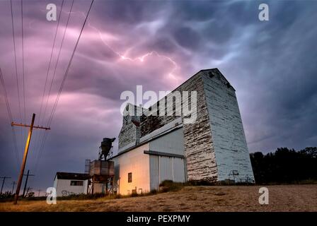 Gewitter Kanada ländlichen Landschaft für Körnerelevator Stockfoto