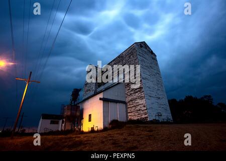 Gewitter Kanada ländlichen Landschaft für Körnerelevator Stockfoto