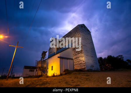 Gewitter Kanada ländlichen Landschaft für Körnerelevator Stockfoto