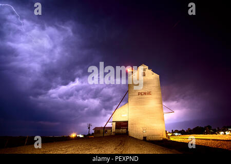 Gewitter Kanada ländlichen Landschaft für Körnerelevator Stockfoto