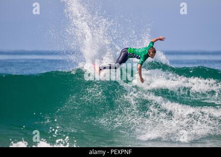 Tyler Gunter konkurrieren in der US Open des Surfens 2018 Stockfoto