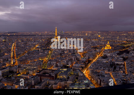Paris in der Nacht und Dämmerung mit glühenden Straßen und den Eiffelturm. Stockfoto