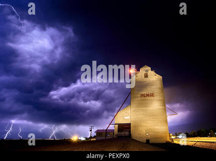 Gewitter Kanada ländlichen Landschaft für Körnerelevator Stockfoto