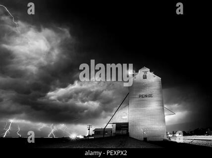 Gewitter Kanada ländlichen Landschaft für Körnerelevator Stockfoto