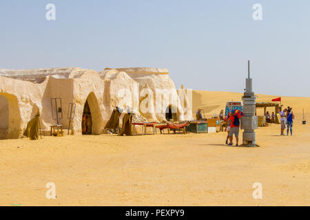 Die Menschen und die falschen Kostüme von Darth Vader aus Star Wars, Tunesien, Afrika Stockfoto