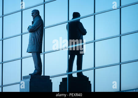 MANCHESTER, Großbritannien - 19 Mai 2018: Sir Alex Ferguson Bronzestatue vor Alex Ferguson stand auf das Stadion Old Trafford, das Zuhause von Manchester United Stockfoto