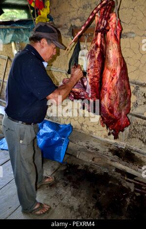 Kochen Fleisch Kuh - Fiestas Virgen del Carmen in LA ZUNGA - Ecuador Grenze - San Ignacio - Departement Cajamarca PERU Stockfoto