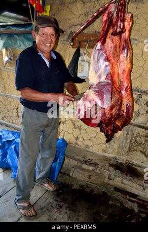 Kochen Fleisch Kuh - Fiestas Virgen del Carmen in LA ZUNGA - Ecuador Grenze - San Ignacio - Departement Cajamarca PERU Stockfoto